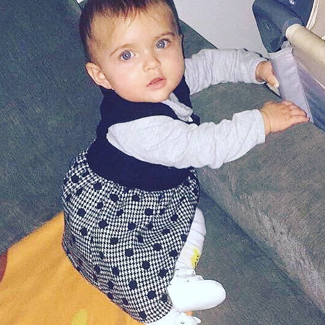 Louna a rejoint le concours — aidez-le/la à gagner de superbes lots ! arm, baby, cheek, child, cool, leg, outerwear, person, shoe, shoulder, sitting, sleeve, smile, toddler