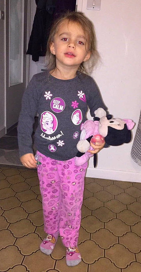 Eleona a rejoint le concours — aidez-le/la à gagner de superbes lots ! child, clothing, costume, day, design, facial_expression, footwear, fun, girl, outerwear, person, pink, product, purple, shoulder, skin, smile, standing, t_shirt, textile