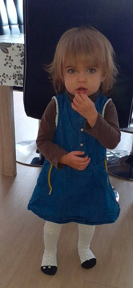 Louna participe au concours pour gagner de l'argent avec cette photo : arm, child, clothing, dress, leg, outerwear, person, toddler