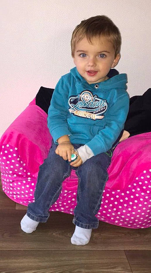 Kenzo a rejoint le concours — aidez-le/la à gagner de superbes lots ! child, clothing, day, design, fun, girl, leg, outerwear, pattern, person, pink, plaid, product, purple, red, shoulder, sitting, skin, standing, textile