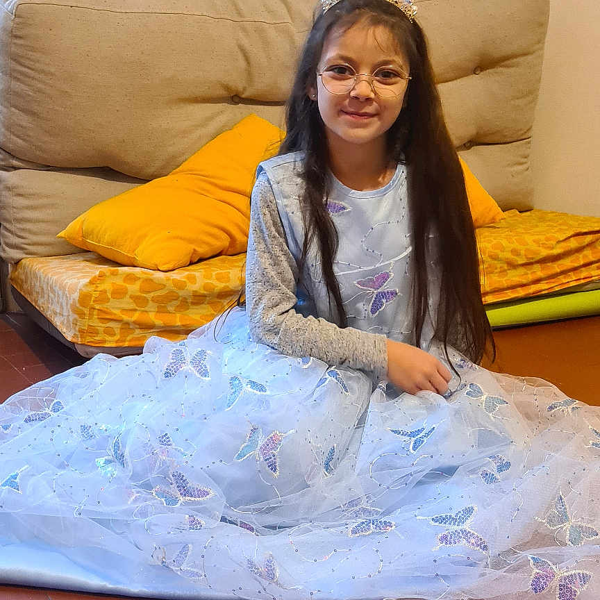 Alyssa a rejoint le concours — aidez-le/la à gagner de superbes lots ! accessories, architecture, building, child, clothing, couch, dress, eveningdress, female, formalwear, furniture, girl, glasses, indoors, jewelry, lady, livingroom, person, room, wood