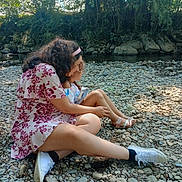 Alyssa a rejoint le concours — aidez-le/la à gagner de superbes lots ! child, clothing, face, female, footwear, girl, head, land, nature, outdoors, person, photography, plant, portrait, rainforest, rock, shoe, sitting, tree, vegetation
