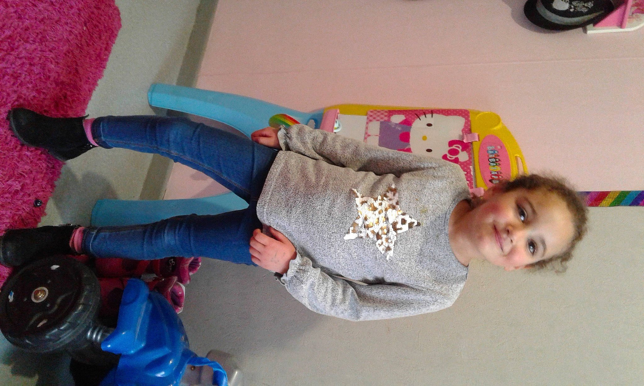 Sara a rejoint le concours — aidez-le/la à gagner de superbes lots ! arm, child, electric_blue, flooring, fun, happy, headgear, human_leg, joint, joy, knee, nail, pattern, person, play, product, room, smile, textile, thumb