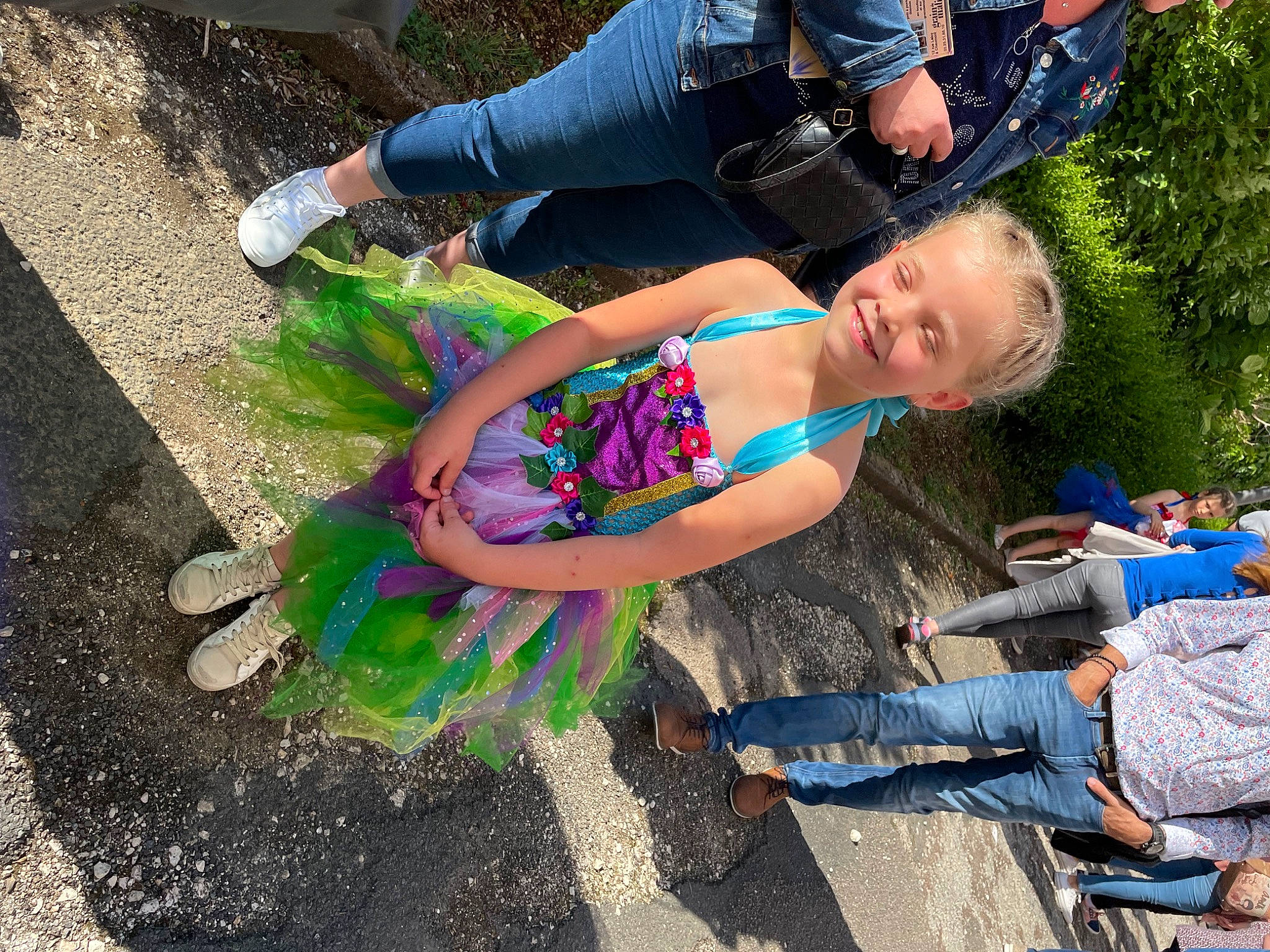 Lola a rejoint le concours — aidez-le/la à gagner de superbes lots ! asphalt, boot, electric_blue, event, fun, grass, happy, human_leg, jeans, joy, knee, leg, leisure, person, recreation, sandal, shoe, sitting, smile, sneakers