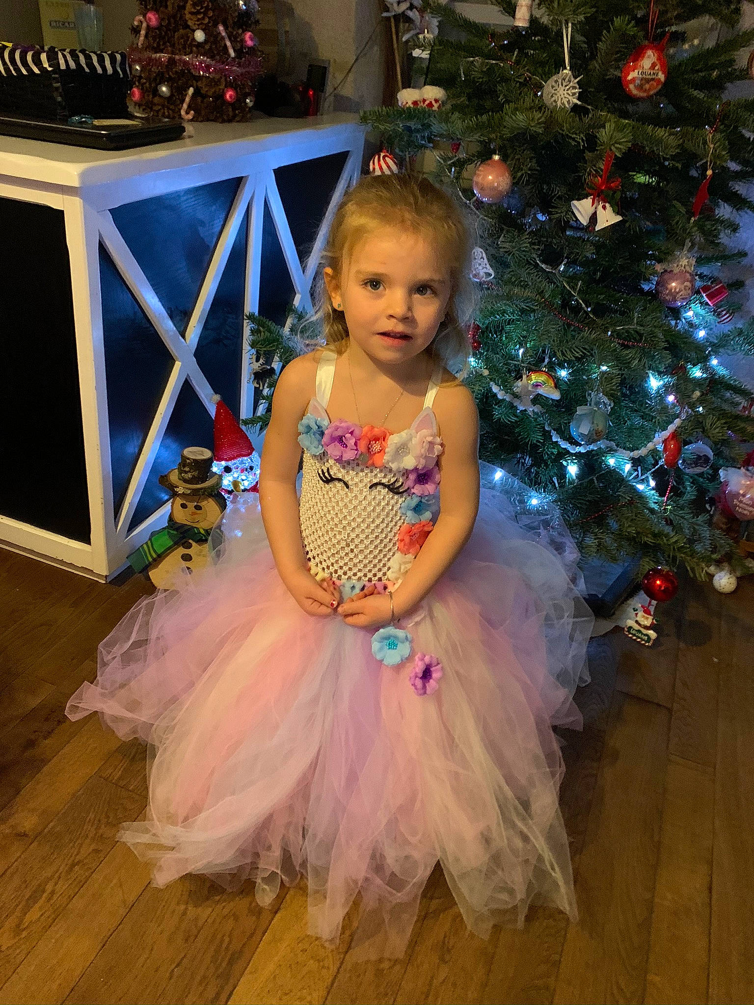 Lola a rejoint le concours — aidez-le/la à gagner de superbes lots ! baby_toddler_clothing, bridal_accessory, christmas_decoration, christmas_ornament, christmas_tree, dress, electric_blue, event, fashion_design, flooring, formal_wear, fun, gown, happy, holiday, holiday_ornament, ornament, person, pink, toddler