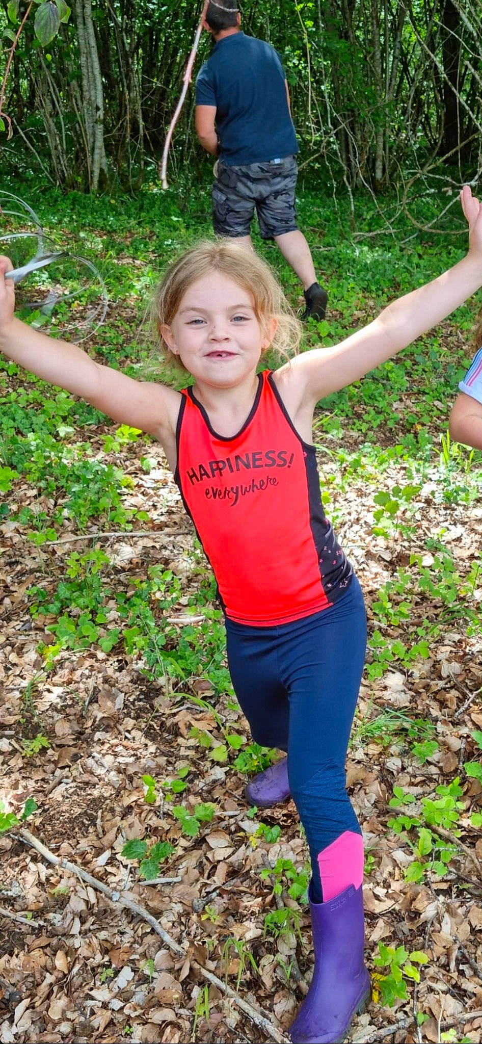 Lola a rejoint le concours — aidez-le/la à gagner de superbes lots ! active_pants, athlete, electric_blue, fun, grass, happy, joy, leisure, people_in_nature, person, plant, recreation, shorts, sleeveless_shirt, smile, soil, sportswear, sweatpant, t_shirt, terrestrial_plant