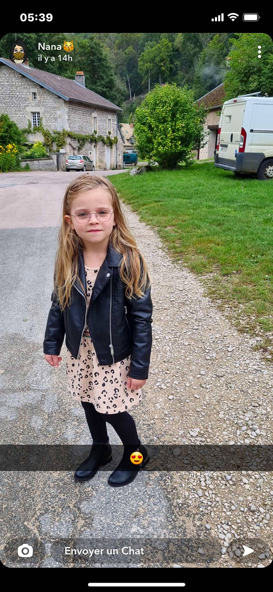 Lola a rejoint le concours — aidez-le/la à gagner de superbes lots ! asphalt, blazer, blond, child, denim, electric_blue, fun, grass, hairstyle, human_leg, knee, pattern, person, plaid, plant, road_surface, sleeve, tartan, tree, van