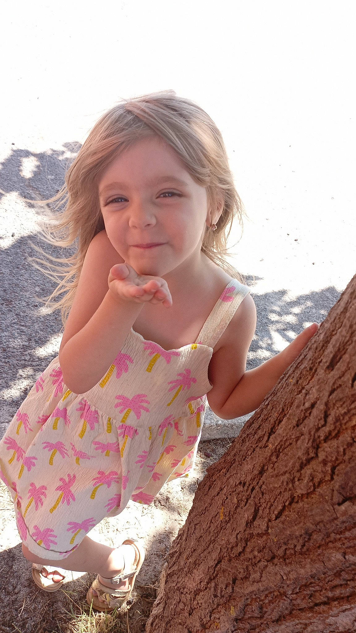 Mila a rejoint le concours — aidez-le/la à gagner de superbes lots ! baby_toddler_clothing, beach, child, clothing, fun, grass, hair, happy, joy, landscape, people_in_nature, person, sand, sitting, skin, smile, soil, summer, sunlight, toddler