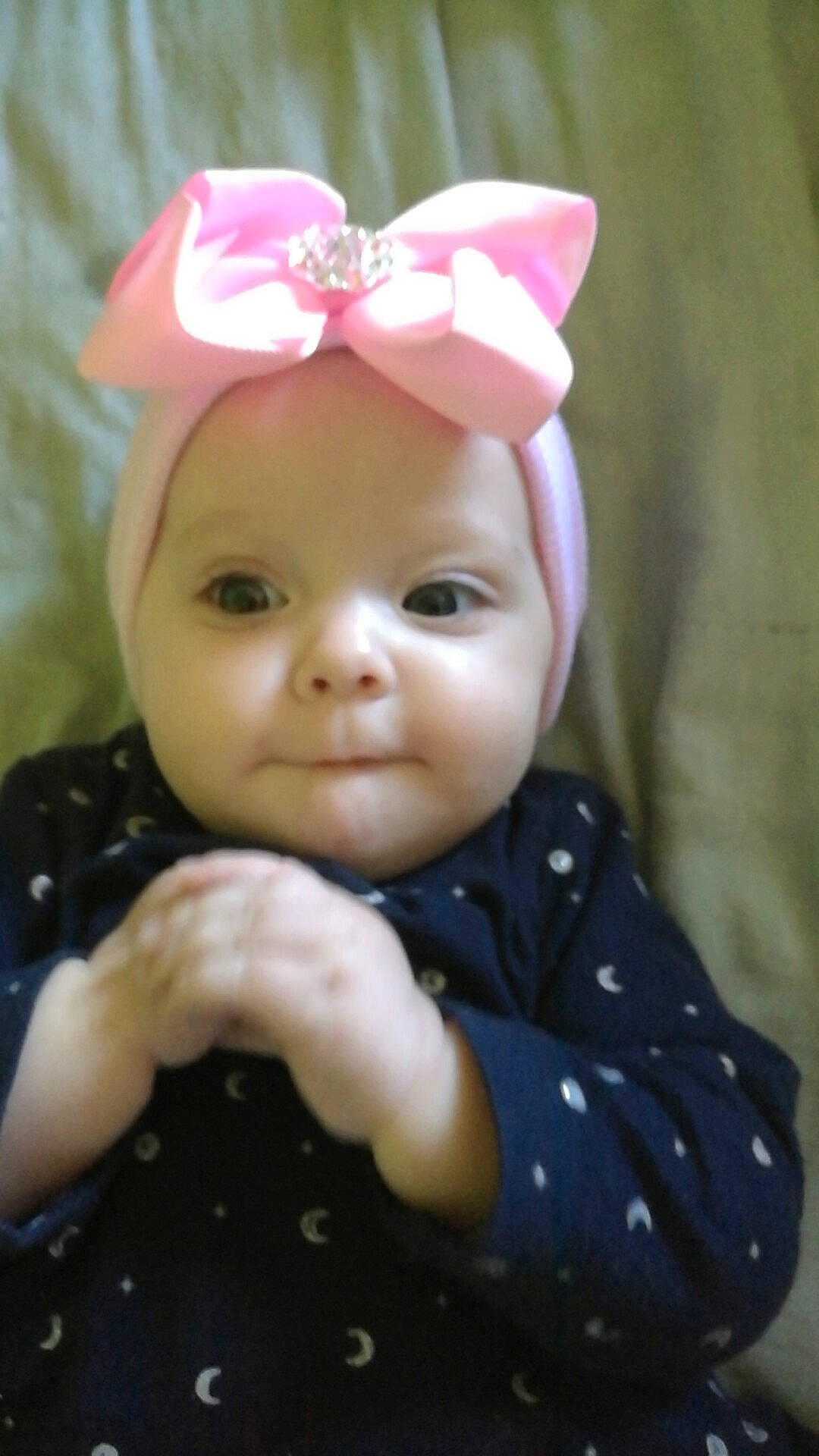 Mila participe au concours pour gagner de l'argent avec cette photo : baby, cheek, child, ear, hair_accessory, head, headgear, lip, person, pink, skin, toddler