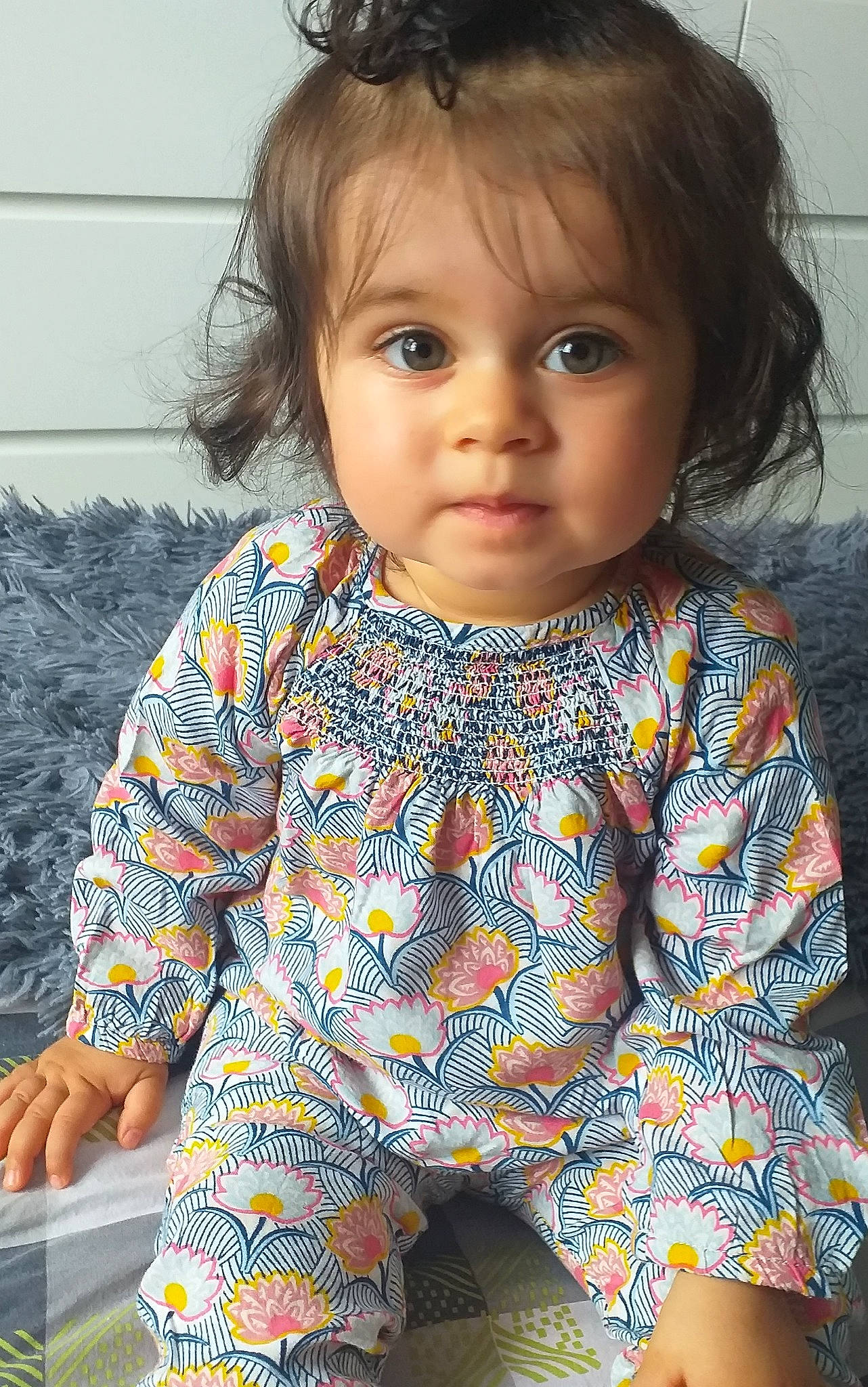 Thaïs a rejoint le concours — aidez-le/la à gagner de superbes lots ! baby, baby_toddler_clothing, cheek, child, child_model, pattern, person, sitting, sleeve, smile, toddler