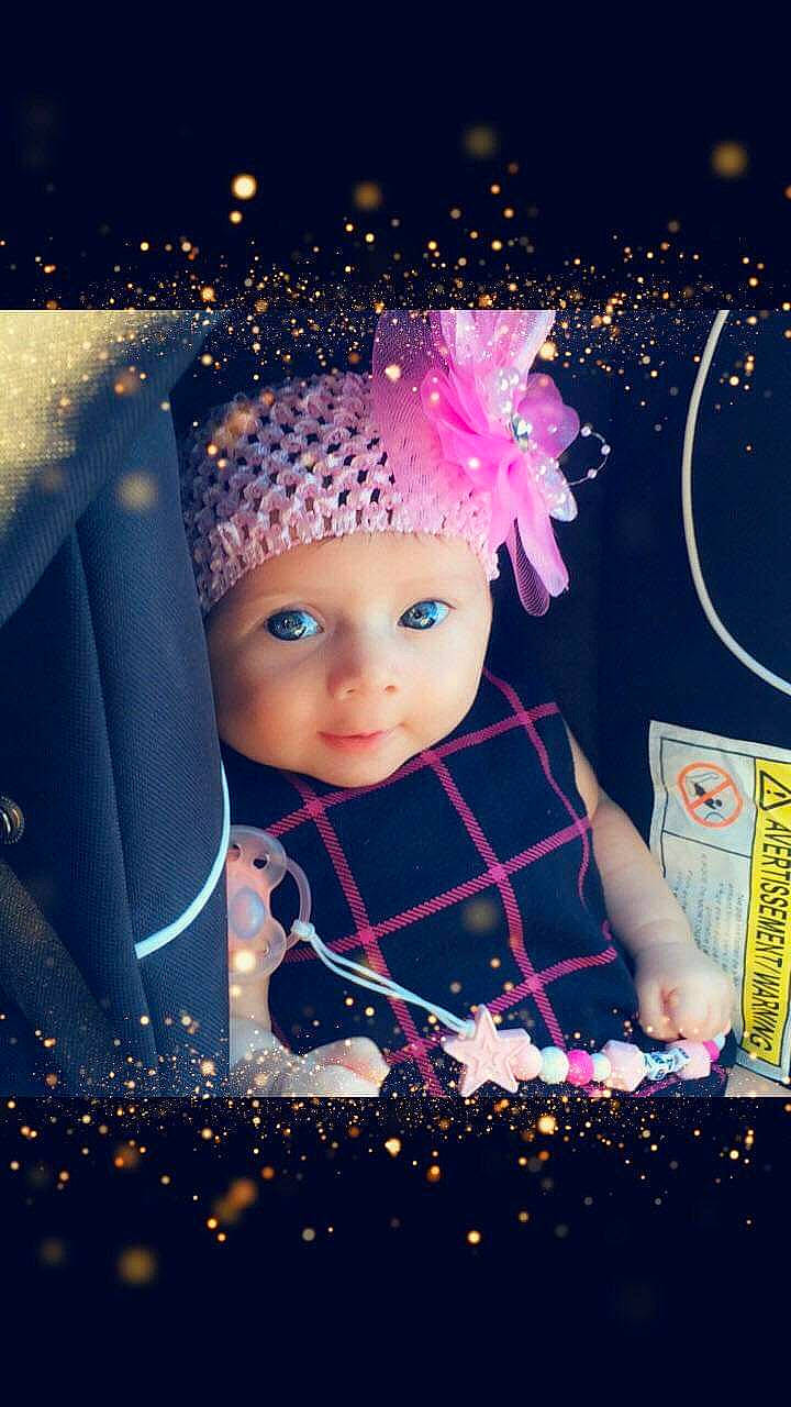 Layanna a rejoint le concours — aidez-le/la à gagner de superbes lots ! baby, cheek, child, eye, hair_accessory, head, headgear, headpiece, lip, person, photography, pink, purple, space, toddler