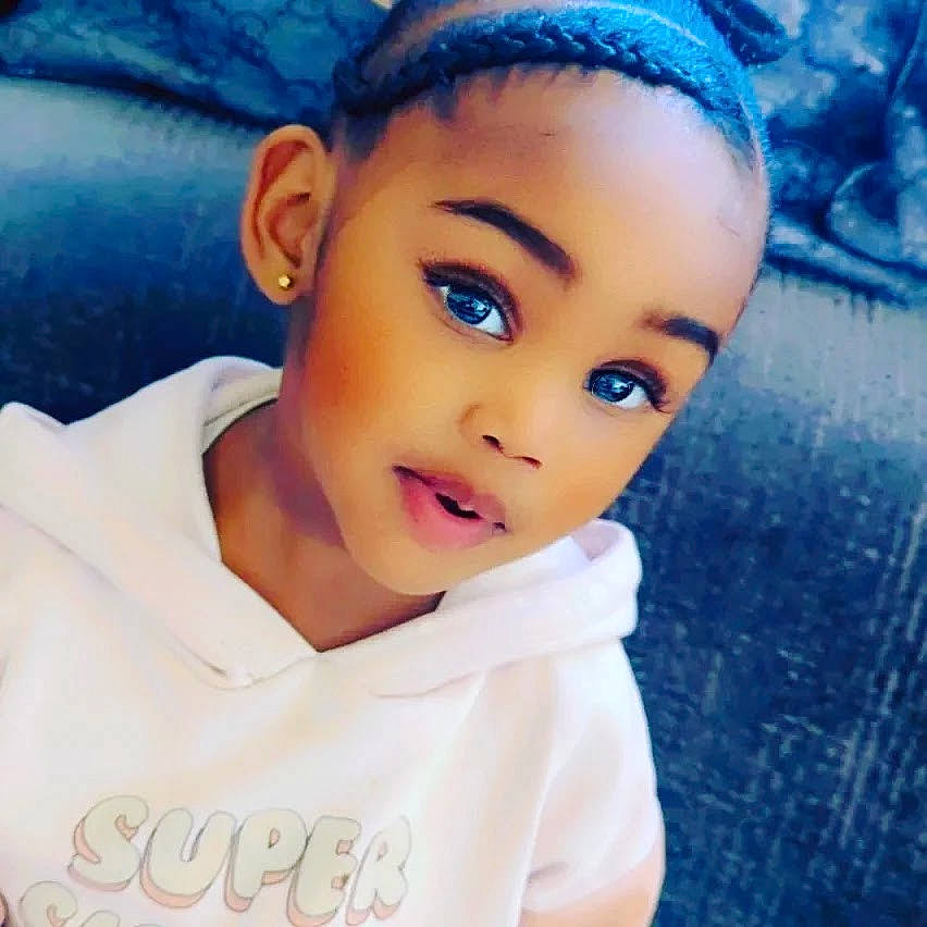 Malika participe au concours pour gagner de l'argent avec cette photo : black_hair, blue, cap, child, electric_blue, eye, eyelash, flash_photography, forehead, happy, head, headpiece, human_body, iris, lip, nose, person, selfie, smile, t_shirt