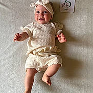 Charlie participe au concours pour gagner de l'argent avec cette photo : baby, infant, smiling, headband, knitted_clothing, blanket, milestone_card, blue_eyes, lying_down, happy, cute, child, soft_texture, cream_color, portrait, one_person, indoors, baby_clothes, milestone, celebration