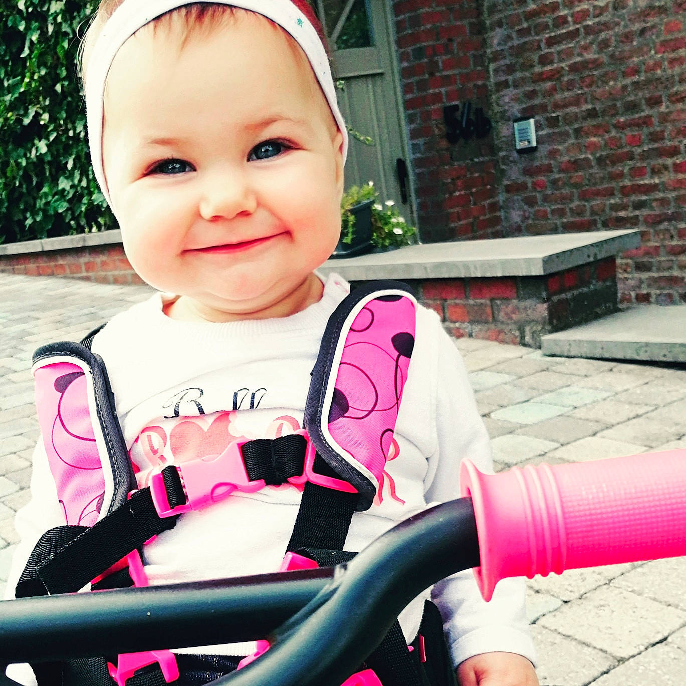 Célia participe au concours pour gagner de l'argent avec cette photo : arm, baby, baby_carriage, baby_products, beauty, bicycle_handlebar, child, cool, finger, hand, head, helmet, joy, person, personal_protective_equipment, pink, product, skin, smile, toddler