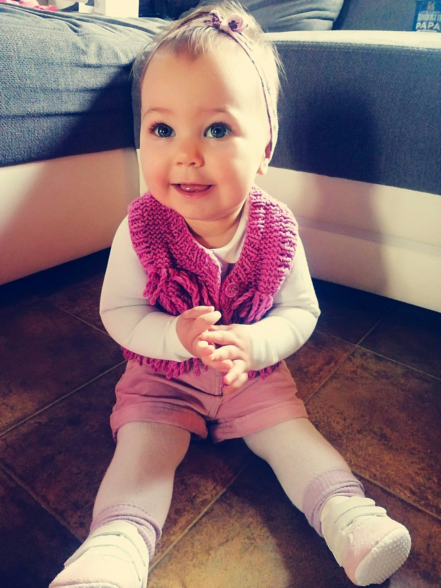 Célia participe au concours pour gagner de l'argent avec cette photo : arm, baby, beauty, cheek, child, cool, eye, face, footwear, happy, head, joy, leg, lip, outerwear, person, pink, shoe, sitting, skin