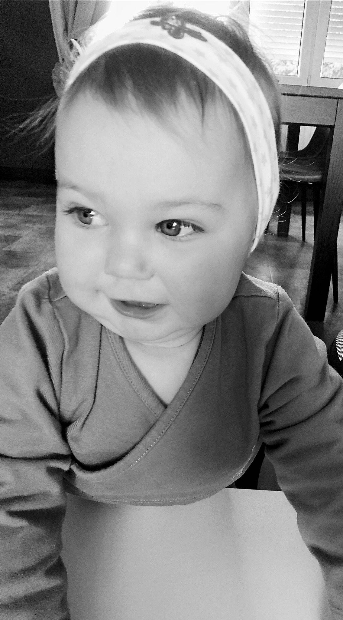 Célia participe au concours pour gagner de l'argent avec cette photo : baby, black_and_white, cheek, child, chin, eye, eyebrow, face, facial_expression, forehead, hair, head, lip, monochrome, nose, person, photograph, skin, smile, toddler