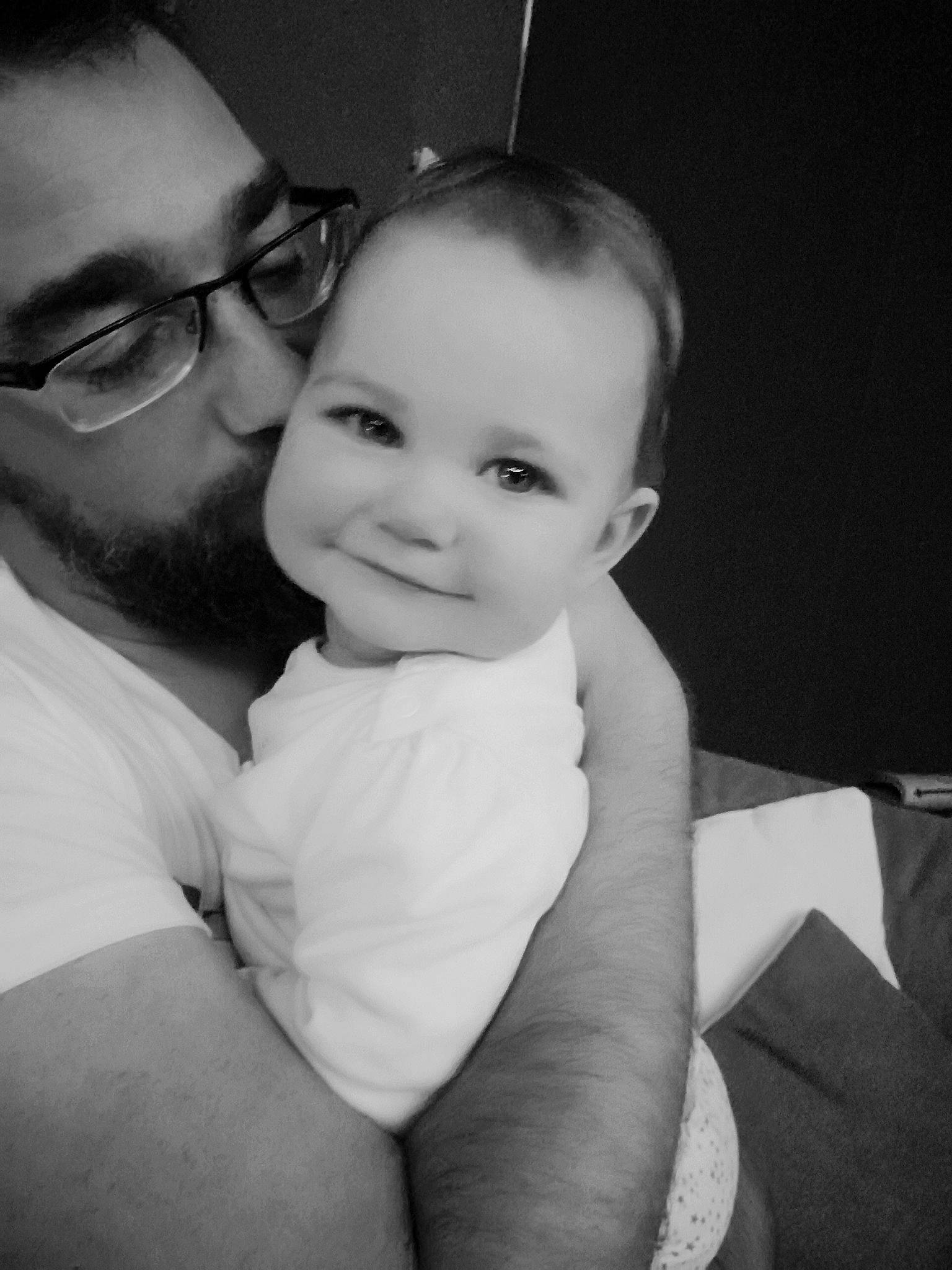 Célia a rejoint le concours — aidez-le/la à gagner de superbes lots ! baby, beauty, black, black_and_white, child, eye, eyewear, face, glasses, head, joy, love, monochrome, monochrome_photography, people, person, photograph, skin, sky, smile