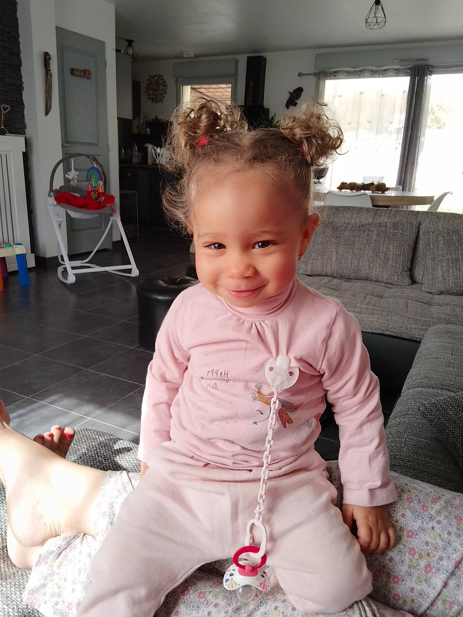 Alicia a rejoint le concours — aidez-le/la à gagner de superbes lots ! baby, baby_toddler_clothing, child, comfort, flash_photography, flooring, fun, hair, happy, joint, joy, leg, people, person, pink, skin, sleeve, smile, standing, toddler