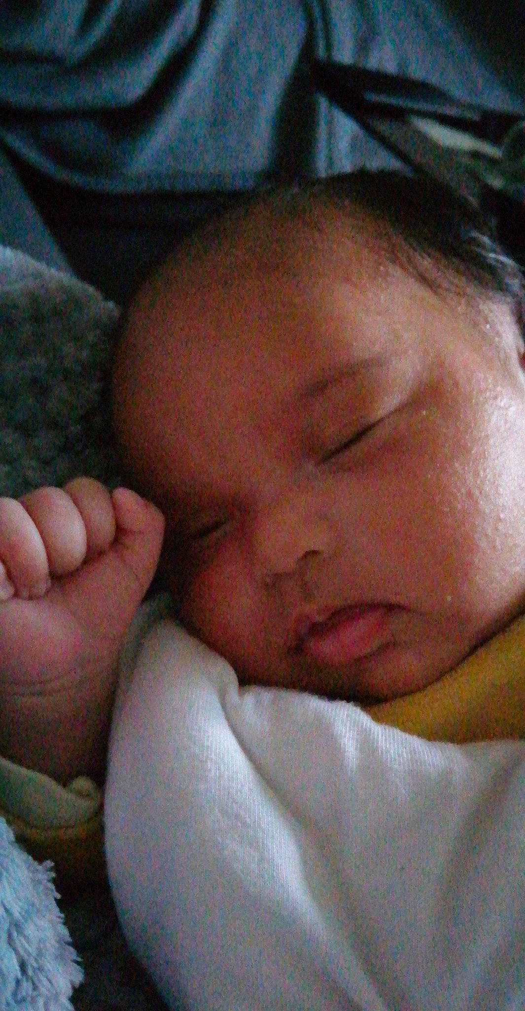 Binta participe au concours pour gagner de l'argent avec cette photo : baby, baby_sleeping, cheek, child, chin, comfort, ear, eyelash, facial_expression, finger, forehead, gesture, mammal, mouth, nose, person, skin, smile, thumb, toddler