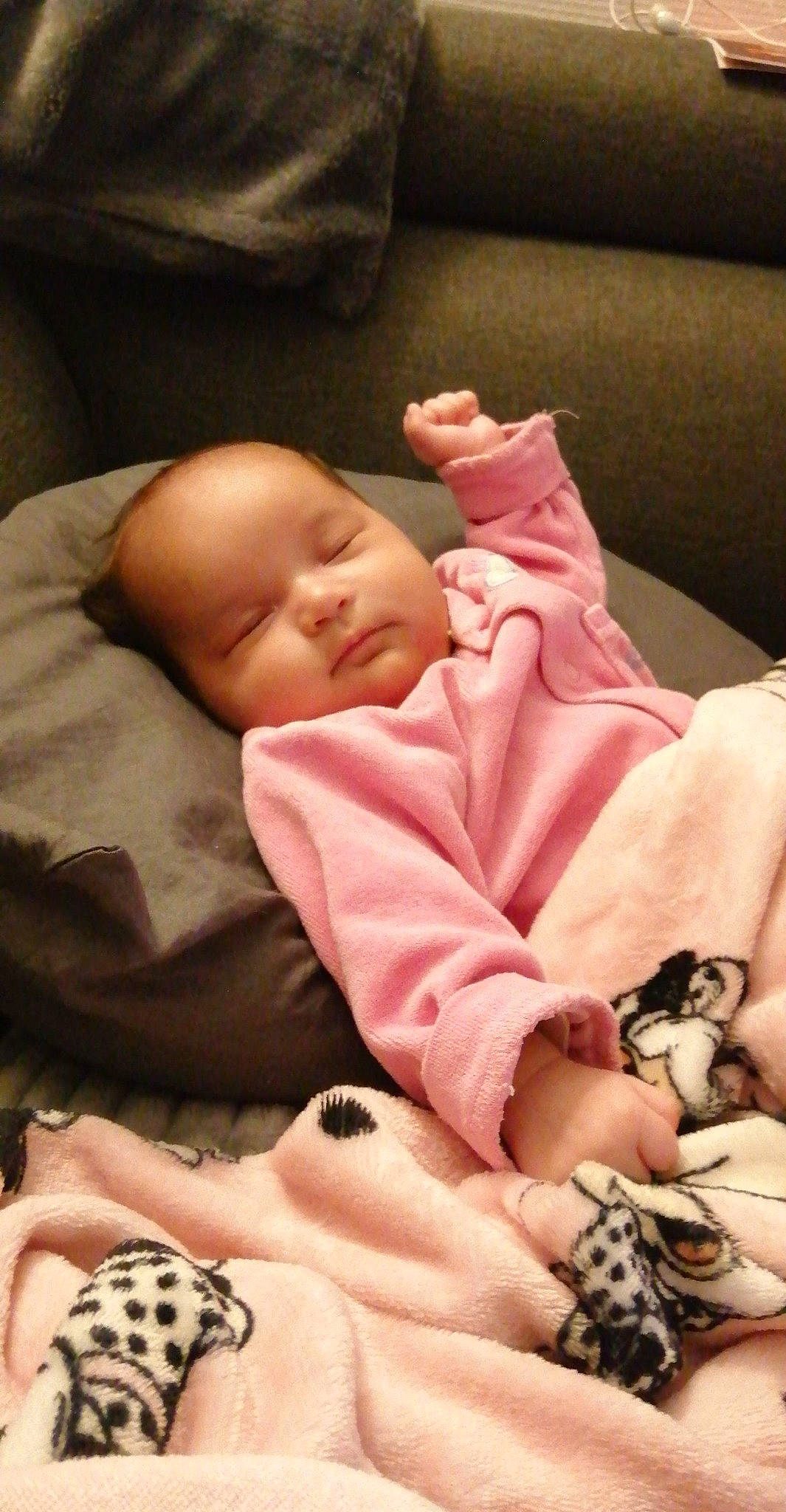 Binta a rejoint le concours — aidez-le/la à gagner de superbes lots ! baby, baby_sleeping, baby_toddler_clothing, bedtime, cheek, comfort, finger, head, human_body, linens, mouth, nail, nose, pattern, person, pink, skin, textile, thumb, toddler