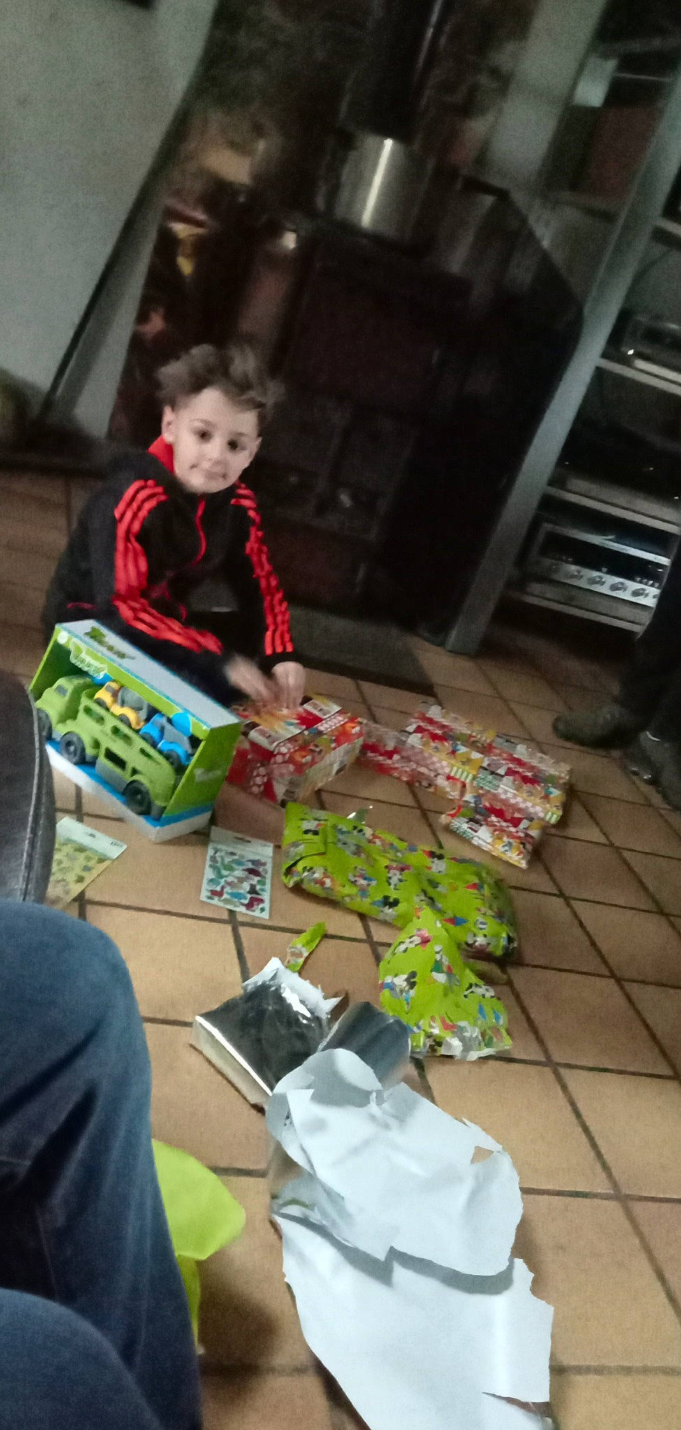 Soan participe au concours pour gagner de l'argent avec cette photo : adaptation, baby, child, event, flooring, fun, gadget, games, holiday, leisure, luggage_and_bags, person, play, recreation, room, sharing, sitting, t_shirt, toddler, visual_arts