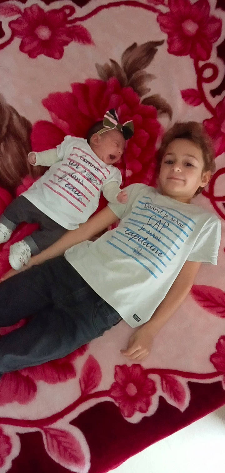 Soan a rejoint le concours — aidez-le/la à gagner de superbes lots ! beauty, book, child, comfort, facial_expression, font, happy, hat, illustration, joy, linens, magenta, person, pink, product, publication, reading, red, room, t_shirt