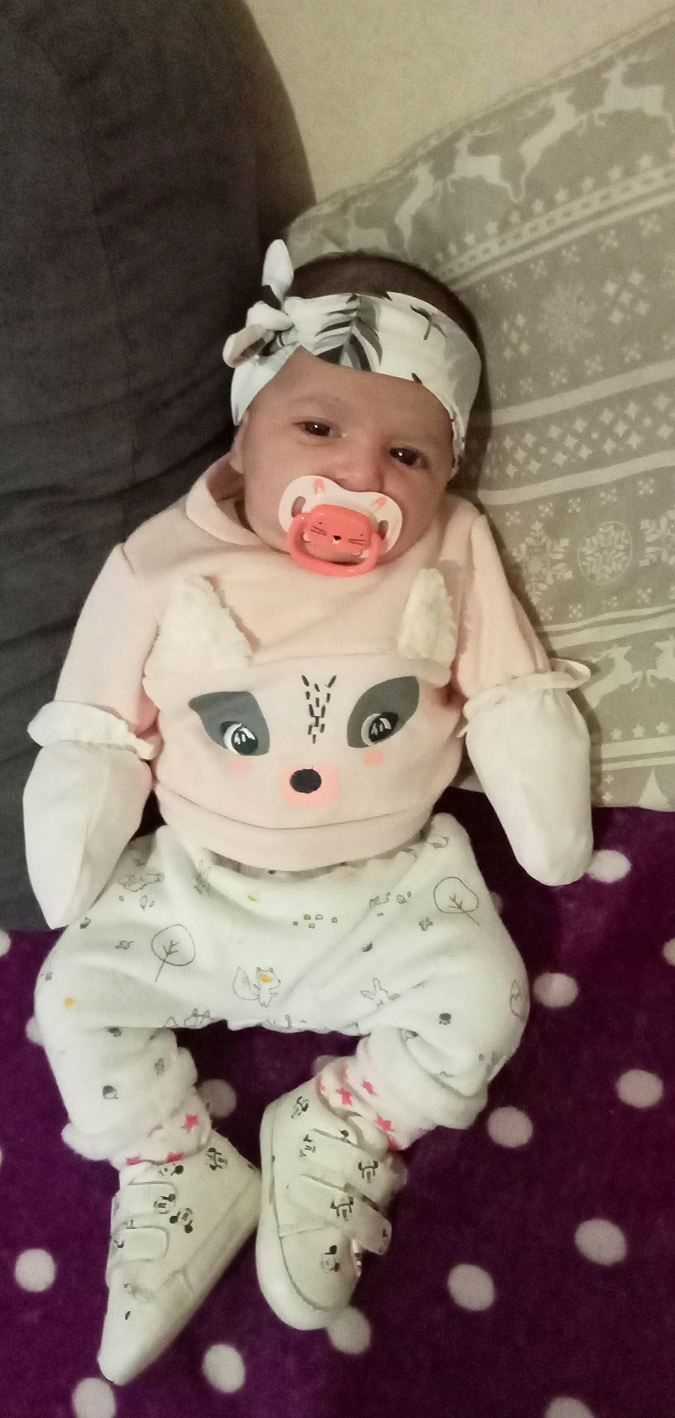 Mona a rejoint le concours — aidez-le/la à gagner de superbes lots ! baby, baby_products, baby_safety, baby_toddler_clothing, cheek, child, comfort, eye, hand, head, headwear, human_body, linens, lip, nose, person, personal_protective_equipment, pink, skin, sleeve