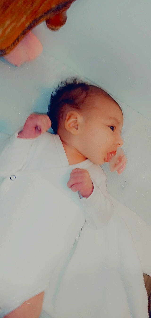 Mona a rejoint le concours — aidez-le/la à gagner de superbes lots ! baby, baby_sleeping, baby_toddler_clothing, cheek, child, chin, comfort, eyebrow, facial_expression, finger, gesture, happy, iris, linens, lip, mammal, nose, person, skin, sleeve