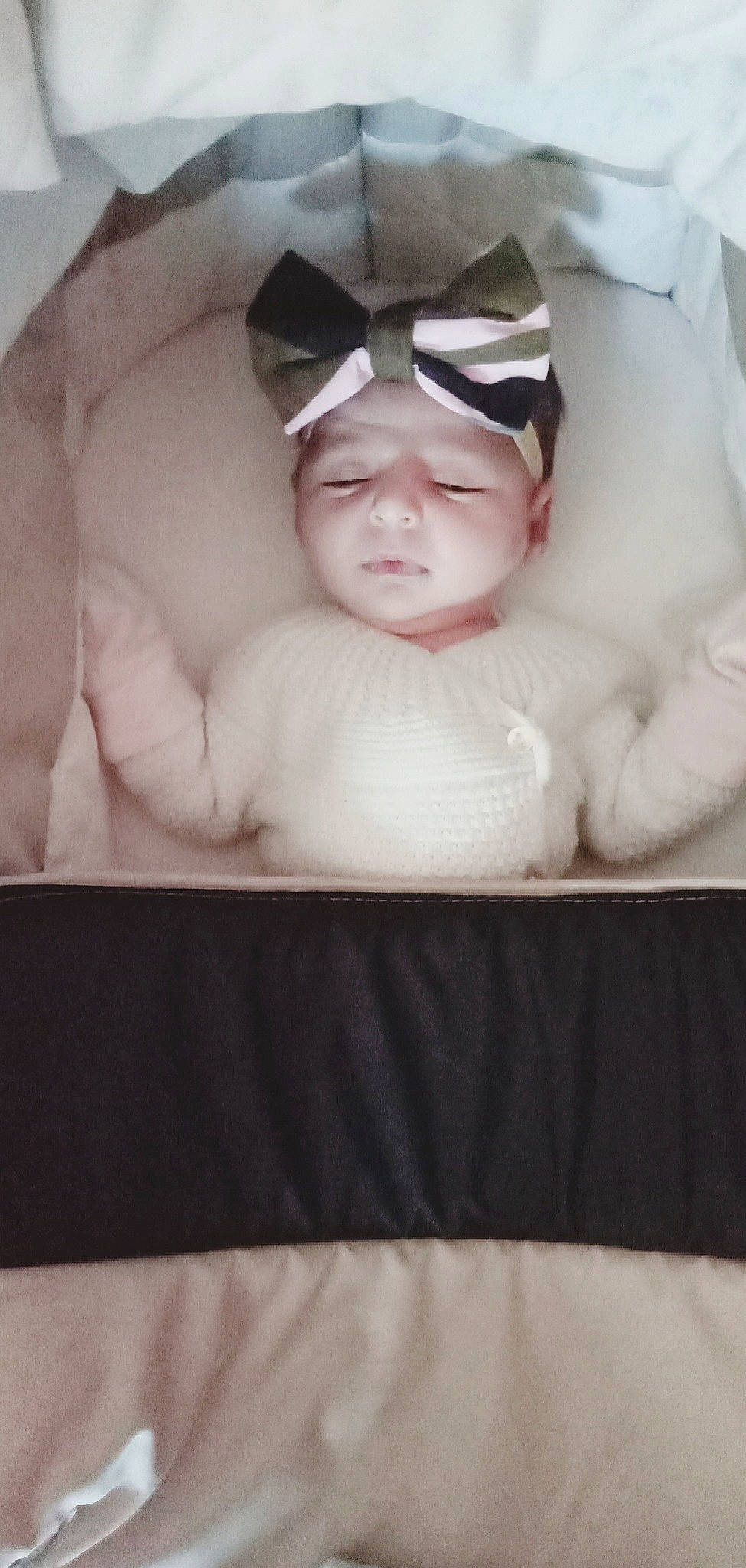 Mona participe au concours pour gagner de l'argent avec cette photo : abdomen, baby, baby_products, baby_sleeping, baby_toddler_clothing, barechested, bedding, chest, child, comfort, eyebrow, eyewear, flesh, fun, happy, headwear, linens, person, personal_protective_equipment, thumb