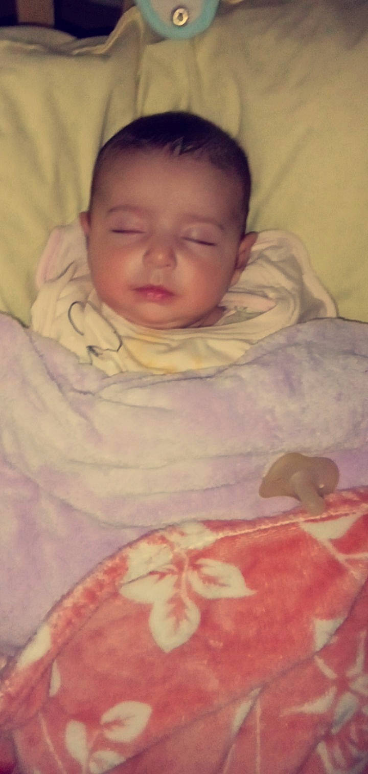 Mona participe au concours pour gagner de l'argent avec cette photo : arm, cheek, chin, comfort, eye, eyebrow, forehead, hair, human_body, iris, jaw, lip, mouth, neck, nose, person, pink, skin, sleeve, textile