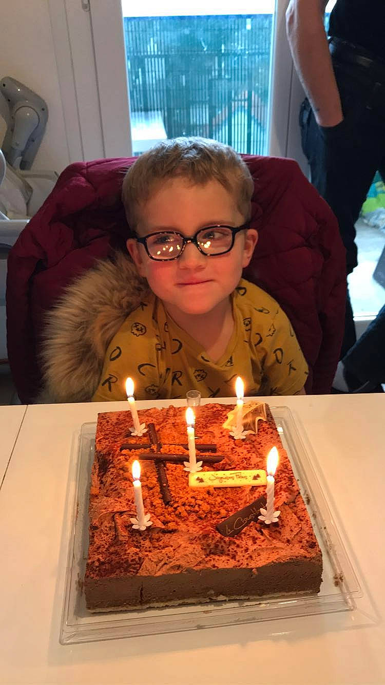 Gurwann participe au concours pour gagner de l'argent avec cette photo : baked_goods, birthday, birthday_cake, birthday_candle, cake, cake_decorating, candle, chair, cuisine, dessert, dish, event, food, ingredient, lighting, orange, person, plate, sweetness, table