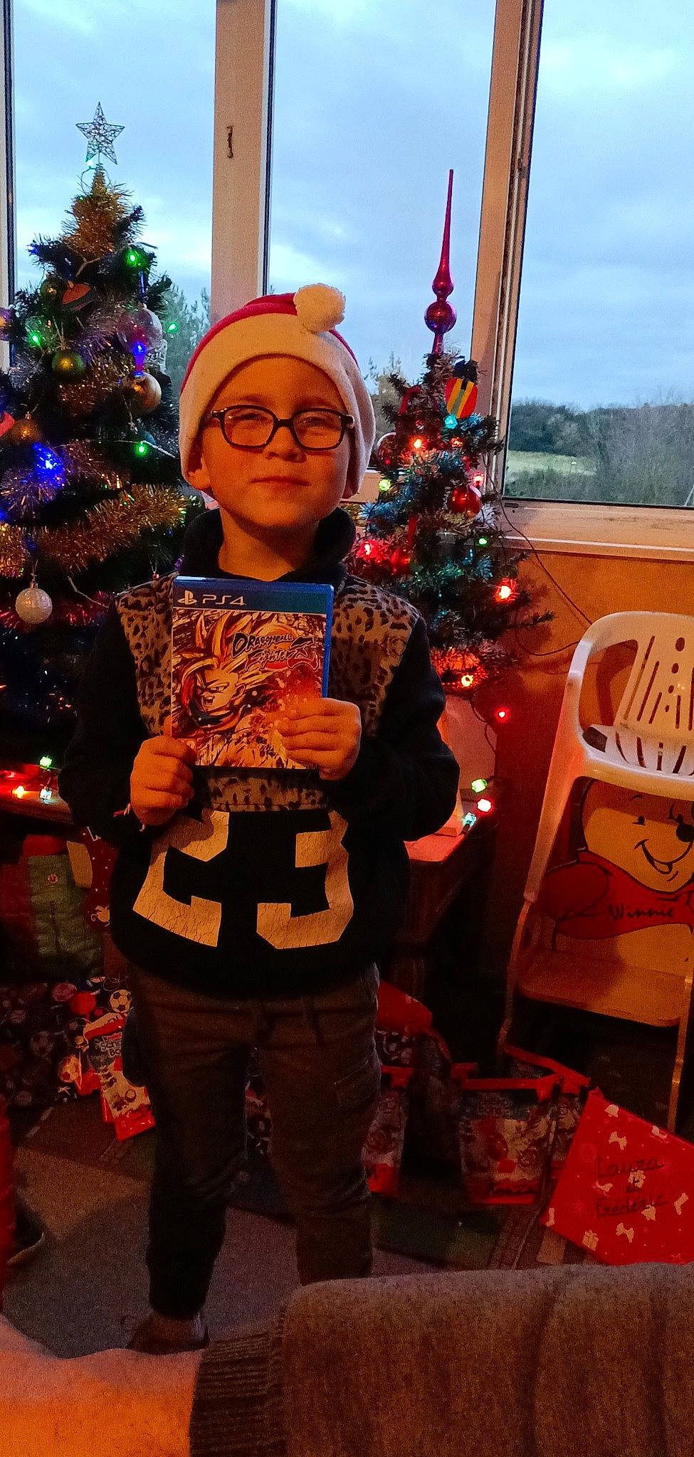 Gurwann a rejoint le concours — aidez-le/la à gagner de superbes lots ! christmas, christmas_decoration, christmas_eve, christmas_ornament, christmas_tree, cloud, costume_hat, event, fun, happy, hat, headwear, holiday, holiday_ornament, leisure, ornament, person, room, sky, standing