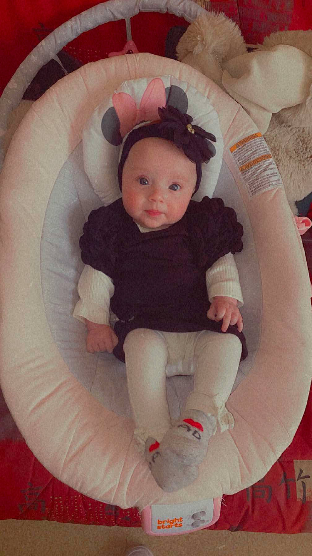 Eva a rejoint le concours — aidez-le/la à gagner de superbes lots ! baby, baby_toddler_clothing, child, circle, comfort, facial_expression, fun, headwear, human_leg, knee, lap, mouth, organ, pattern, person, recreation, sitting, sleeve, sock, thigh