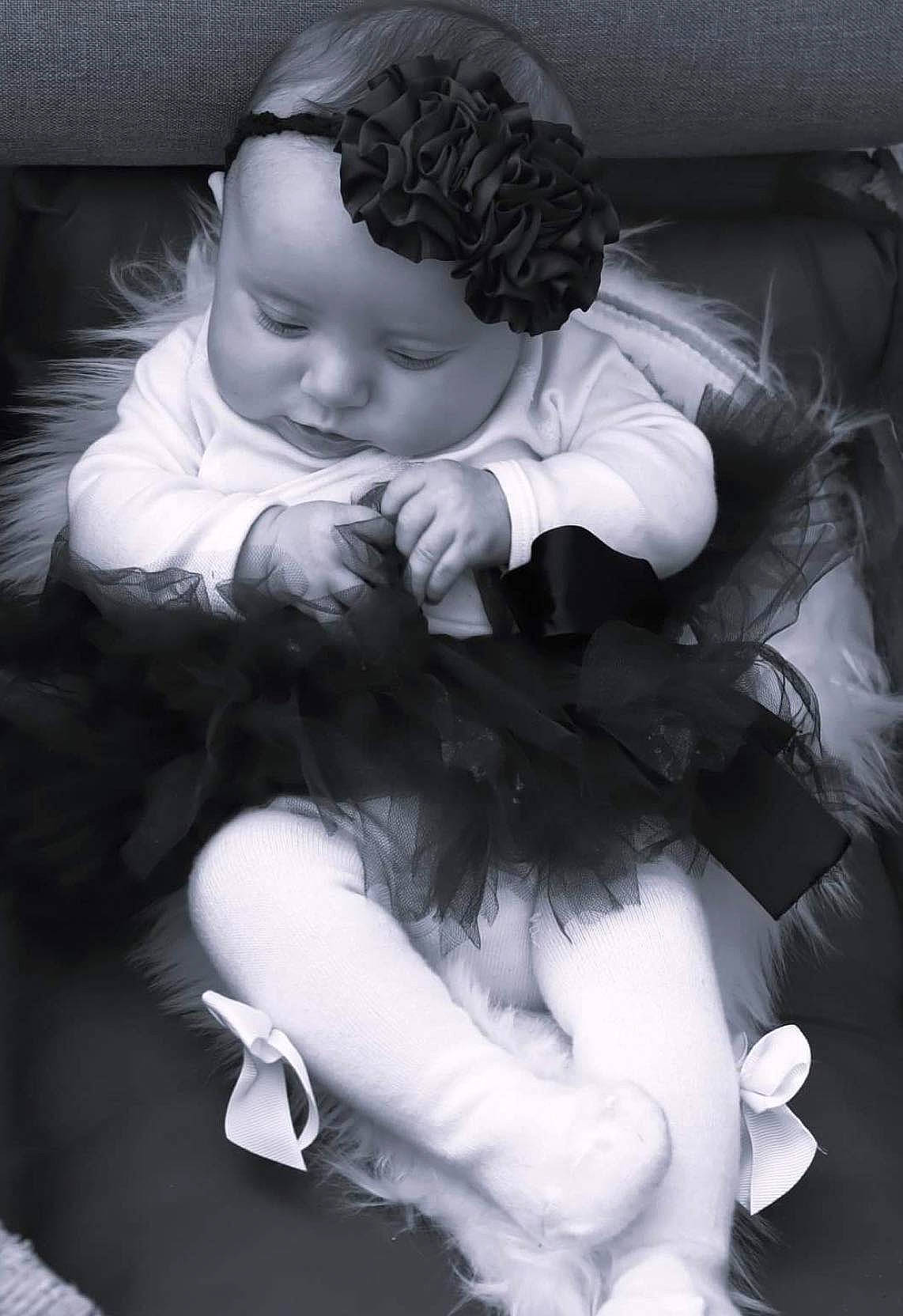 Eva participe au concours pour gagner de l'argent avec cette photo : baby, baby_products, baby_toddler_clothing, black, black_and_white, cheek, child, comfort, fashion_accessory, flash_photography, hand, happy, human_body, iris, monochrome, monochrome_photography, person, photograph, sitting, style