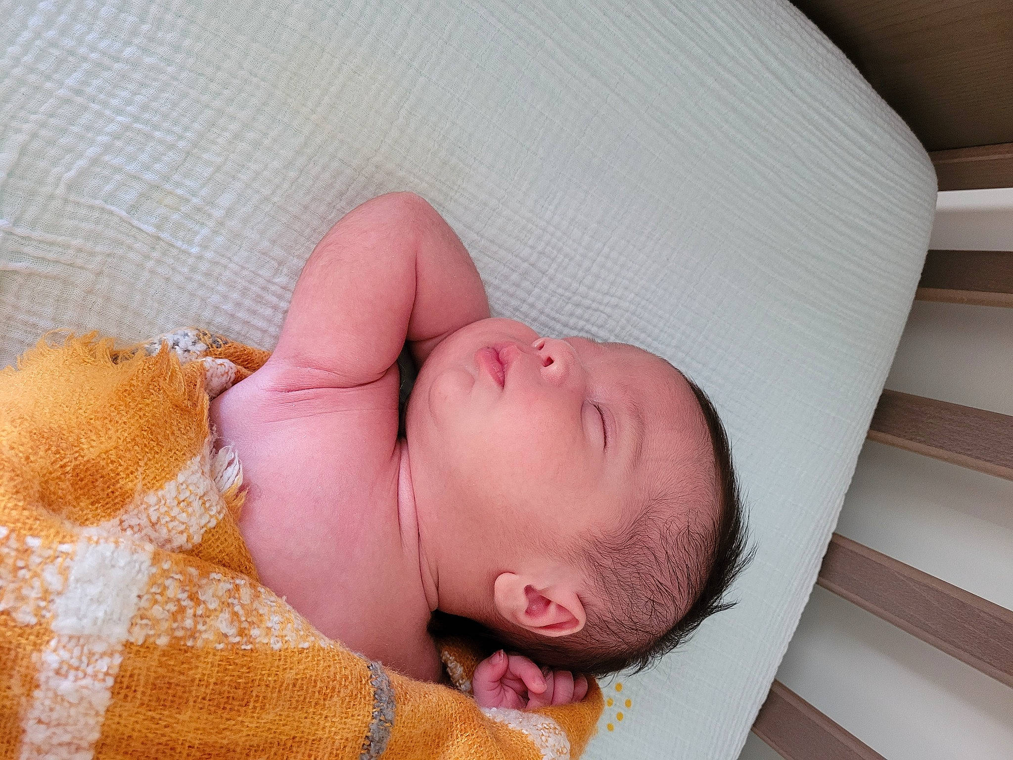 Mati a rejoint le concours — aidez-le/la à gagner de superbes lots ! abdomen, baby, baby_sleeping, bed, bed_sheet, bedding, bedtime, child, comfort, eyelash, flesh, linens, nap, pattern, person, room, skin, sleep, textile, toddler