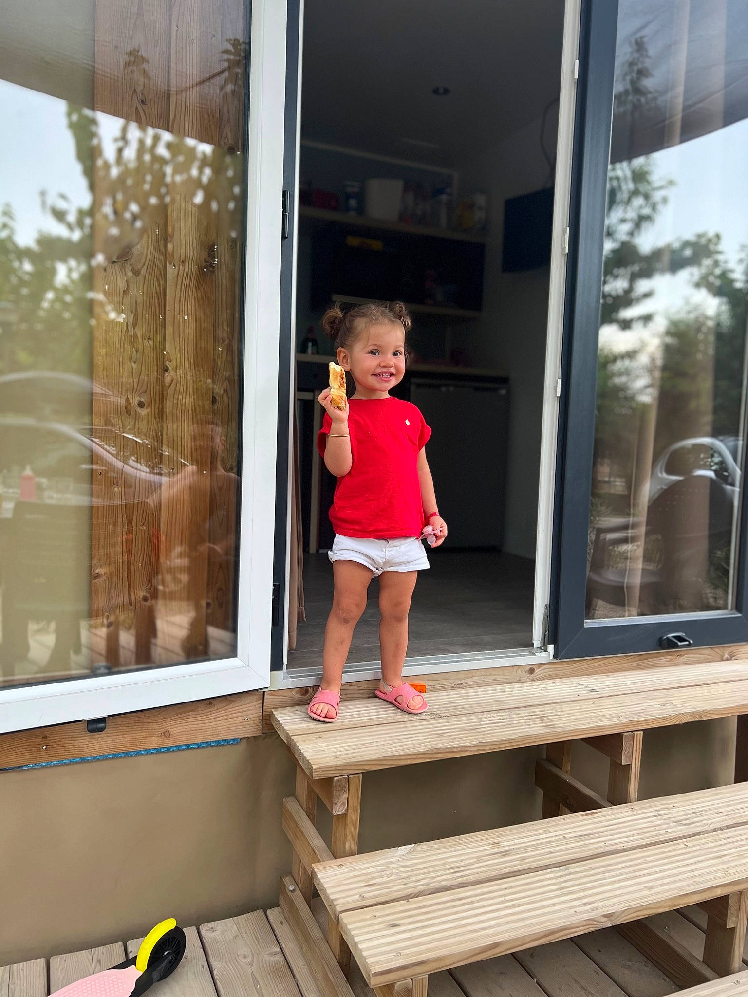 Myla a rejoint le concours — aidez-le/la à gagner de superbes lots ! daylighting, flooring, fun, glass, hardwood, house, human_leg, joy, leisure, magenta, material_property, person, room, shade, shorts, t_shirt, thigh, toddler, vacation, window