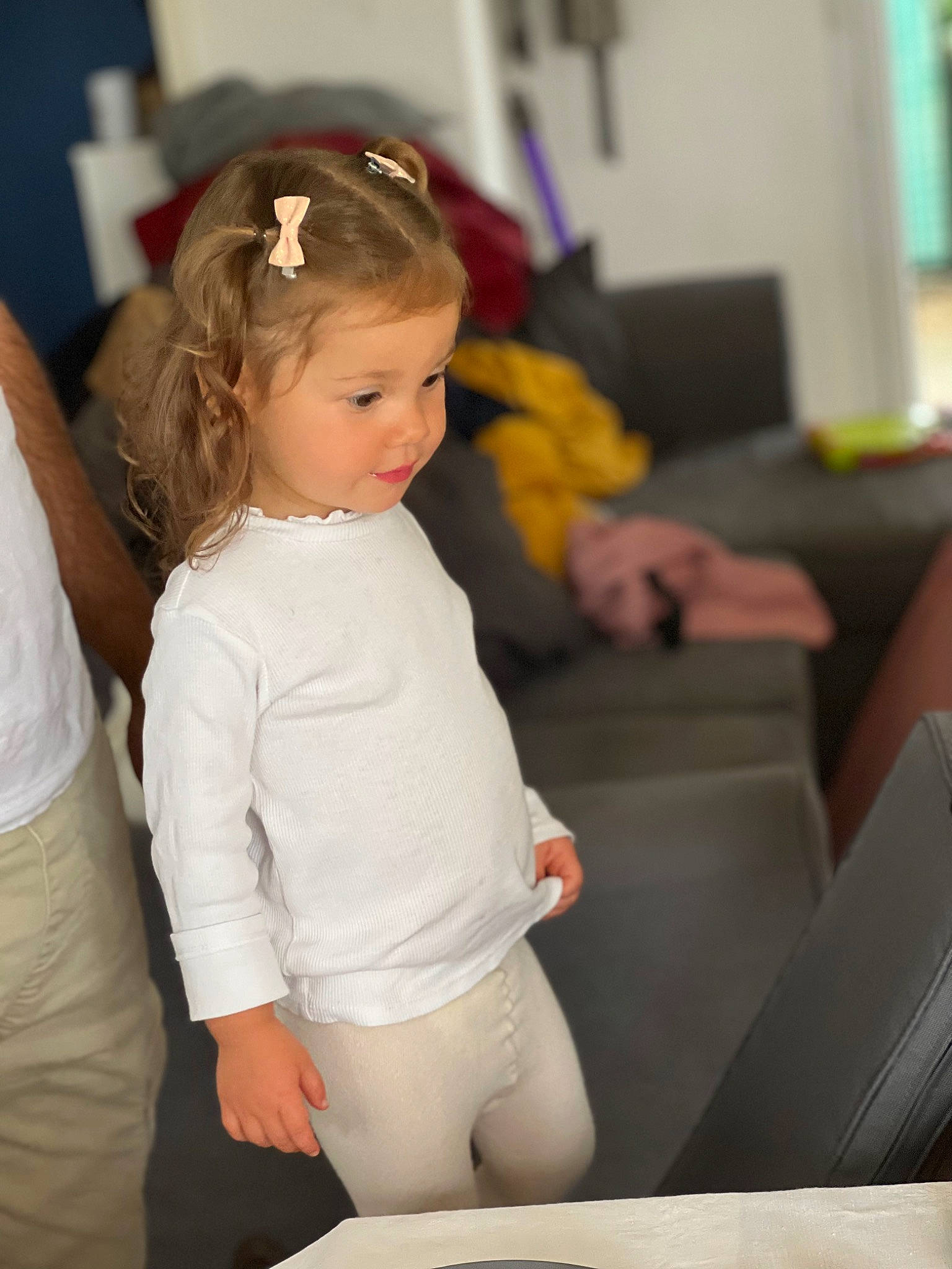 Myla a rejoint le concours — aidez-le/la à gagner de superbes lots ! baby, blond, child, event, fashion_accessory, fashion_design, flooring, fun, happy, headband, headpiece, human_leg, leisure, party, person, room, sitting, t_shirt, table, toddler