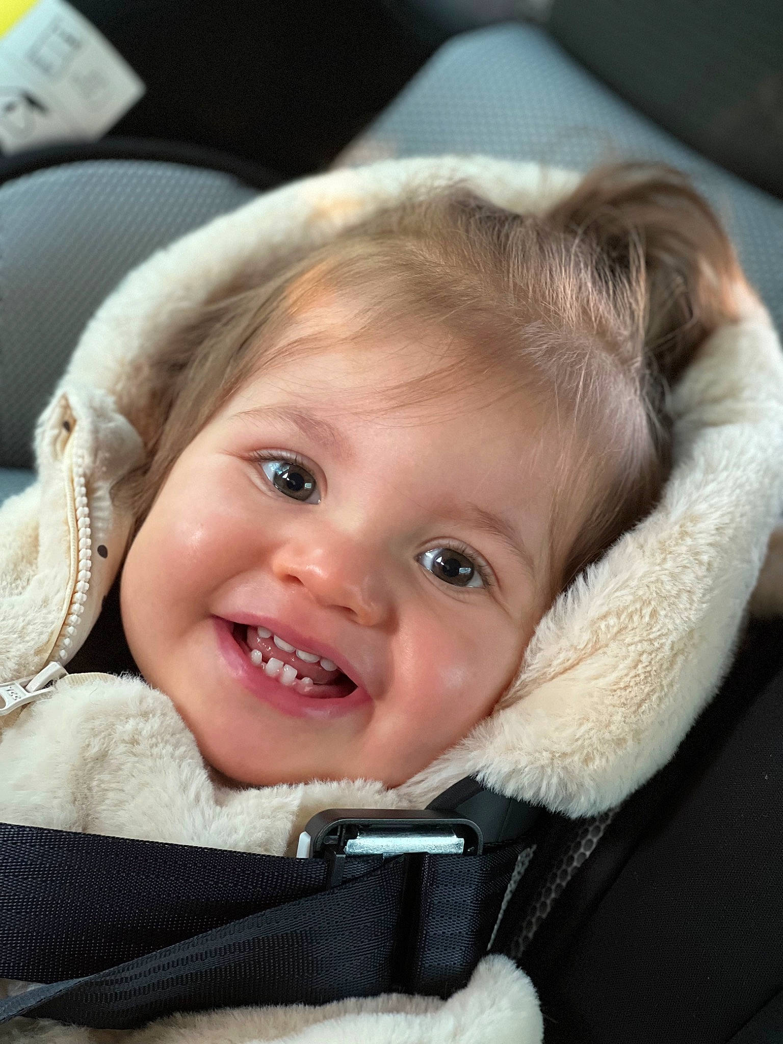 Myla a rejoint le concours — aidez-le/la à gagner de superbes lots ! baby, baby_carriage, baby_products, car_seat, cheek, comfort, eyebrow, eyelash, face, fashion_accessory, flash_photography, gesture, happy, iris, joy, lip, nose, person, seat_belt, skin