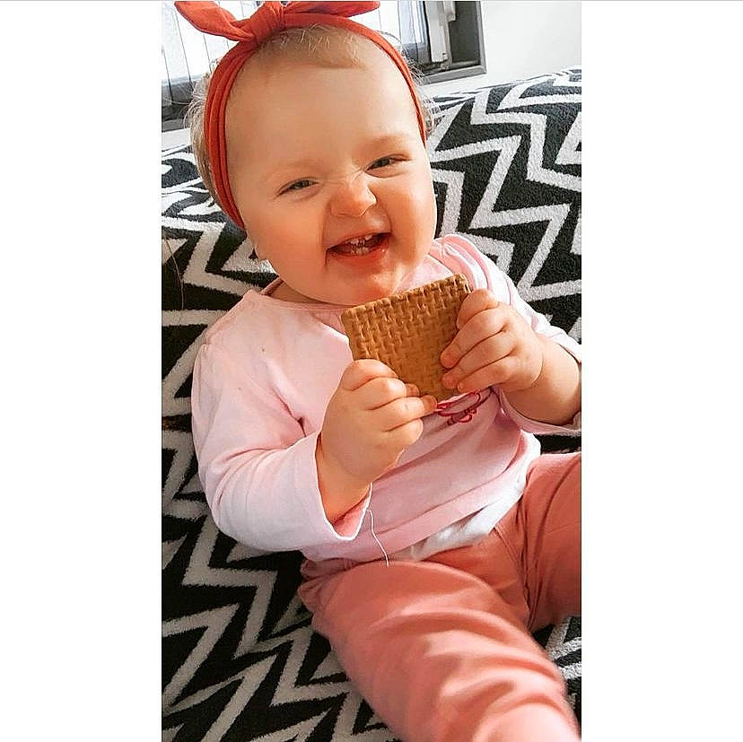 Zoé a rejoint le concours — aidez-le/la à gagner de superbes lots ! arm, baby, baby_toddler_clothing, baked_goods, baking, child, costume_hat, drinkware, finger, happy, hat, headgear, human_body, ice_cream_cone, person, sitting, sleeve, smile, t_shirt, tableware