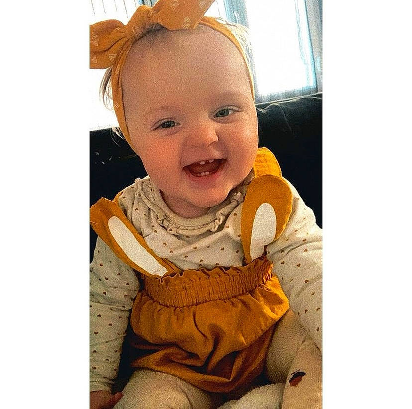 Zoé a rejoint le concours — aidez-le/la à gagner de superbes lots ! arm, baby, baby_toddler_clothing, cheek, chin, ear, eye, face, hairstyle, happy, head, headgear, human_body, iris, neck, nose, person, skin, sleeve, smile