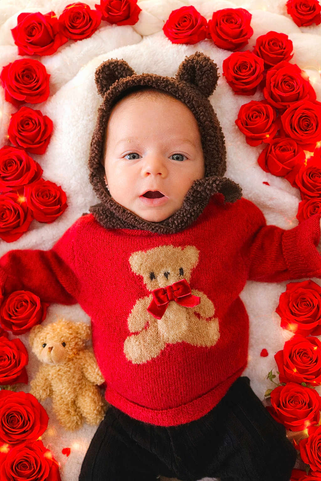 Romeo participe au concours pour gagner de l'argent avec cette photo : baby, infant, red_sweater, bear_hoodie, teddy_bear, roses, red_roses, flower_arrangement, plush_toy, cute, lying_down, soft_blanket, portrait, child, indoors, warm_clothing, adorable, looking_up, cozy, holiday_theme
