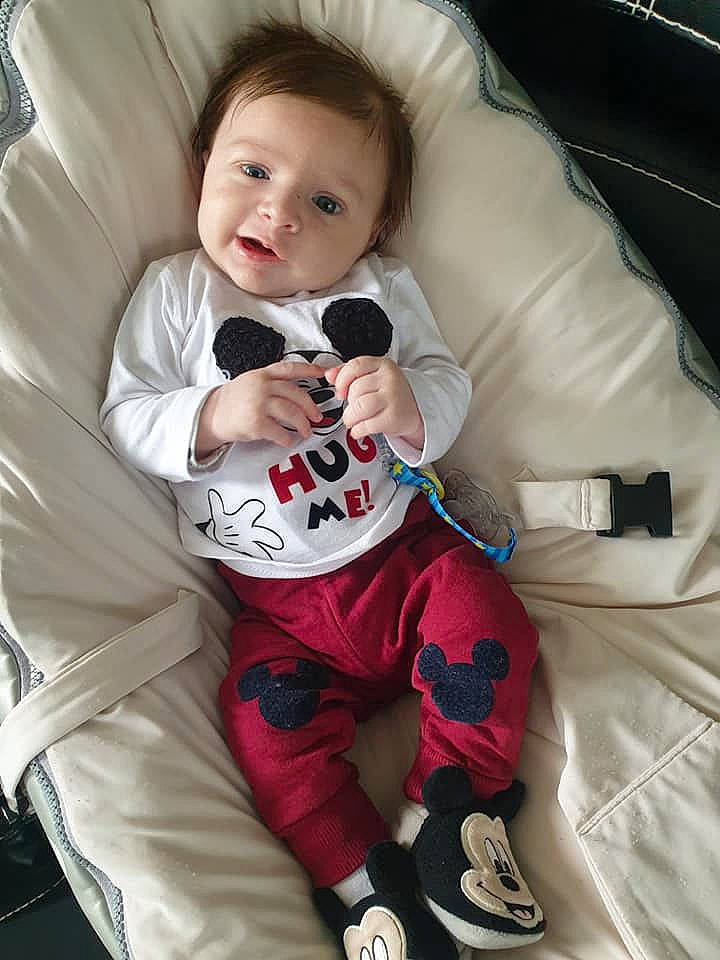 Esteban a rejoint le concours — aidez-le/la à gagner de superbes lots ! baby, baby_products, car_seat, cheek, child, leg, nose, outerwear, person, product, sitting, skin, sleeve, toddler