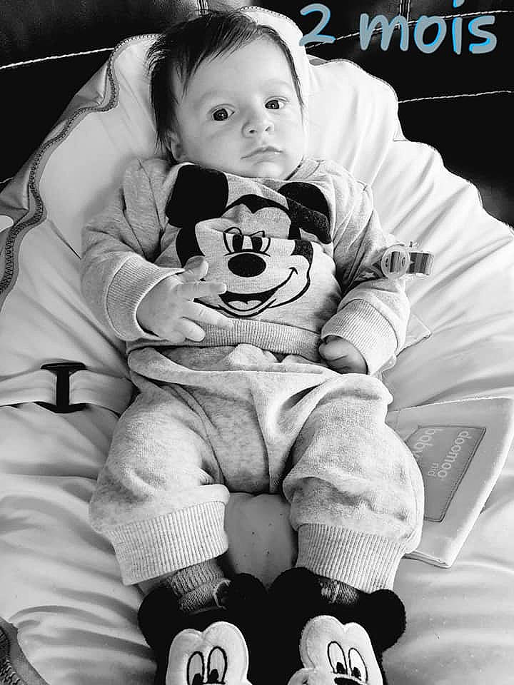 Esteban participe au concours pour gagner de l'argent avec cette photo : baby, black, black_and_white, cheek, child, monochrome, monochrome_photography, person, photograph, photography, sitting, smile, snapshot, stock_photography, style, toddler, white