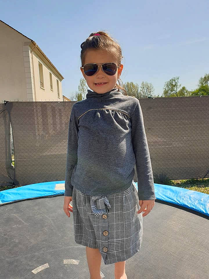 Sélèna participe au concours pour gagner de l'argent avec cette photo : blue, clothing, cool, denim, eyewear, fashion, footwear, glasses, jeans, joy, lip, neck, outerwear, person, shorts, shoulder, street_fashion, sunglasses, t_shirt, textile