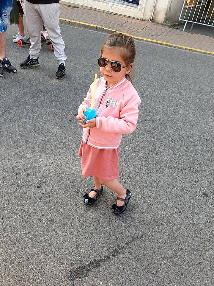 Sélèna a rejoint le concours — aidez-le/la à gagner de superbes lots ! child, eyewear, fashion, footwear, fun, glasses, outerwear, person, pink, shoe, street_fashion, sunglasses, toddler, vacation, vision_care, walking