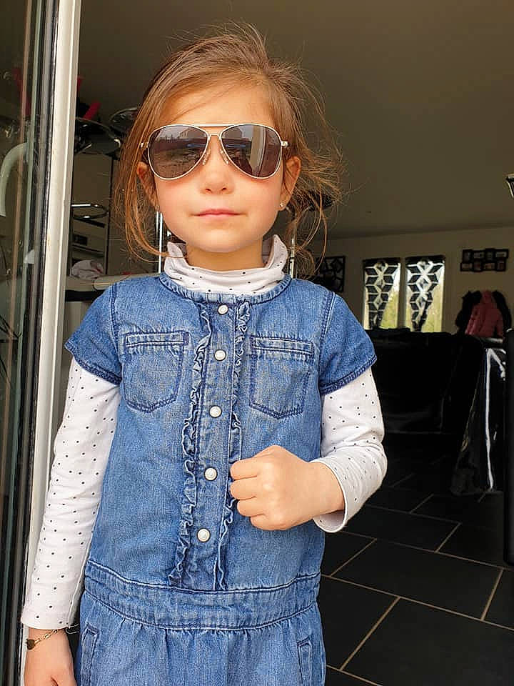 Sélèna participe au concours pour gagner de l'argent avec cette photo : aviator_sunglass, blond, child, child_model, cool, denim, eyewear, fun, glasses, jacket, jeans, lip, outerwear, overall, person, street_fashion, sunglasses, textile, toddler, vision_care