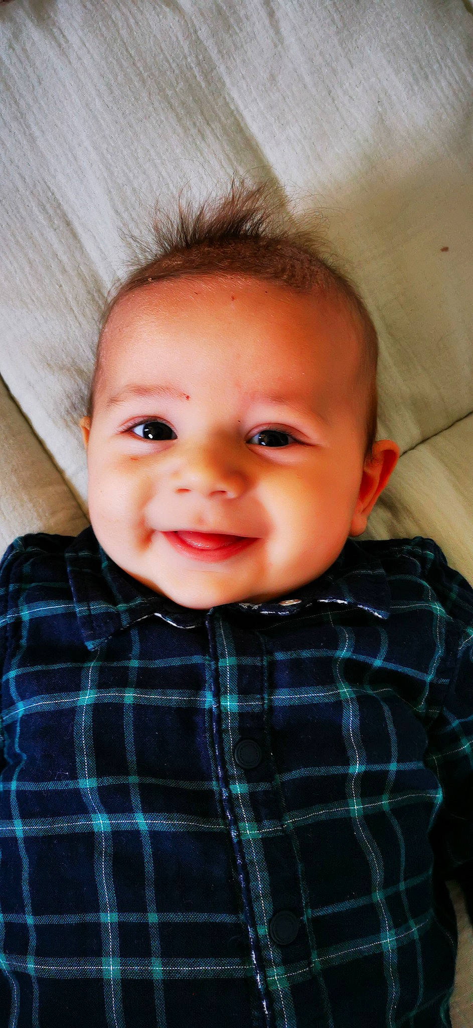 Léopold participe au concours pour gagner de l'argent avec cette photo : baby, baby_toddler_clothing, cheek, eye, eyebrow, eyelash, face, flash_photography, forehead, hairstyle, head, iris, joy, lip, mammal, mouth, nose, person, skin, sleeve