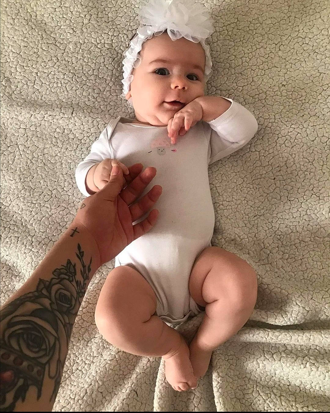 Maria a rejoint le concours — aidez-le/la à gagner de superbes lots ! abdomen, ankle, baby, baby_products, baby_toddler_clothing, barefoot, child, costume_accessory, diaper, embellishment, flesh, foot, hair_accessory, headband, headpiece, headwear, person, skin, stomach, toddler