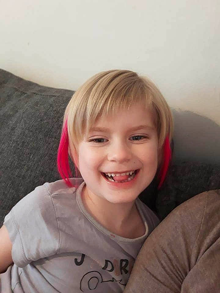 Leywine a rejoint le concours — aidez-le/la à gagner de superbes lots ! blond, cheek, child, chin, face, facial_expression, forehead, fun, hair, hairstyle, happy, head, joy, laugh, lip, nose, person, sitting, skin, smile