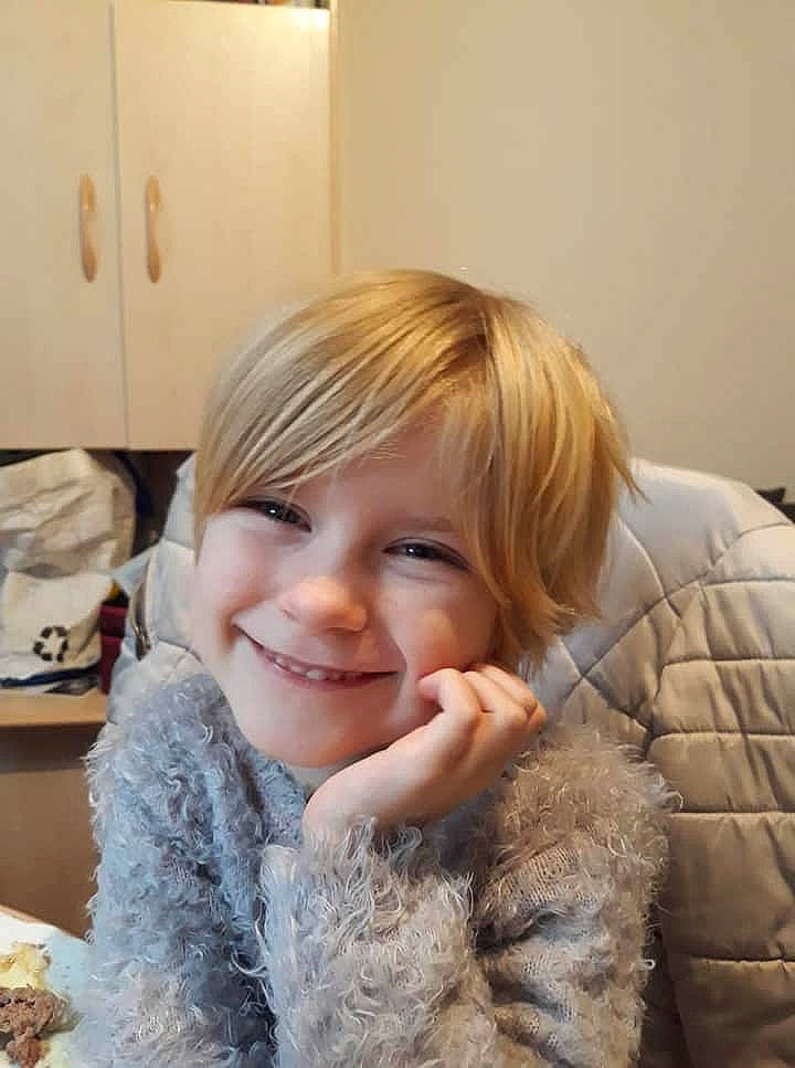 Leywine participe au concours pour gagner de l'argent avec cette photo : blond, brown_hair, cheek, child, ear, eyebrow, face, fur, gesture, hair, hair_coloring, head, joy, lip, long_hair, nose, person, skin, smile, textile